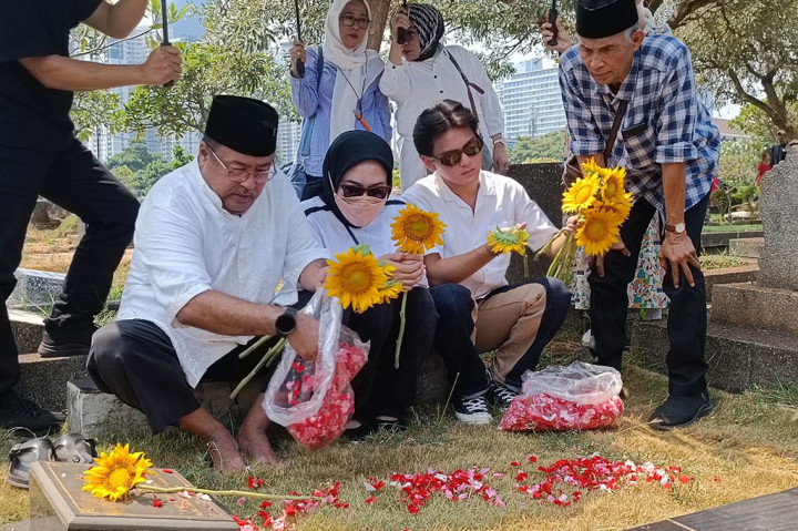 Rano didampingi istrinya Dewi Andirati dan sang anak Rey Bong ke makam Mak Nyak. Di sana, Rano bersama istri dan anaknya terlihat mengirimkan doa dan meletakkan bunga matahari di makam Mak Nyak.