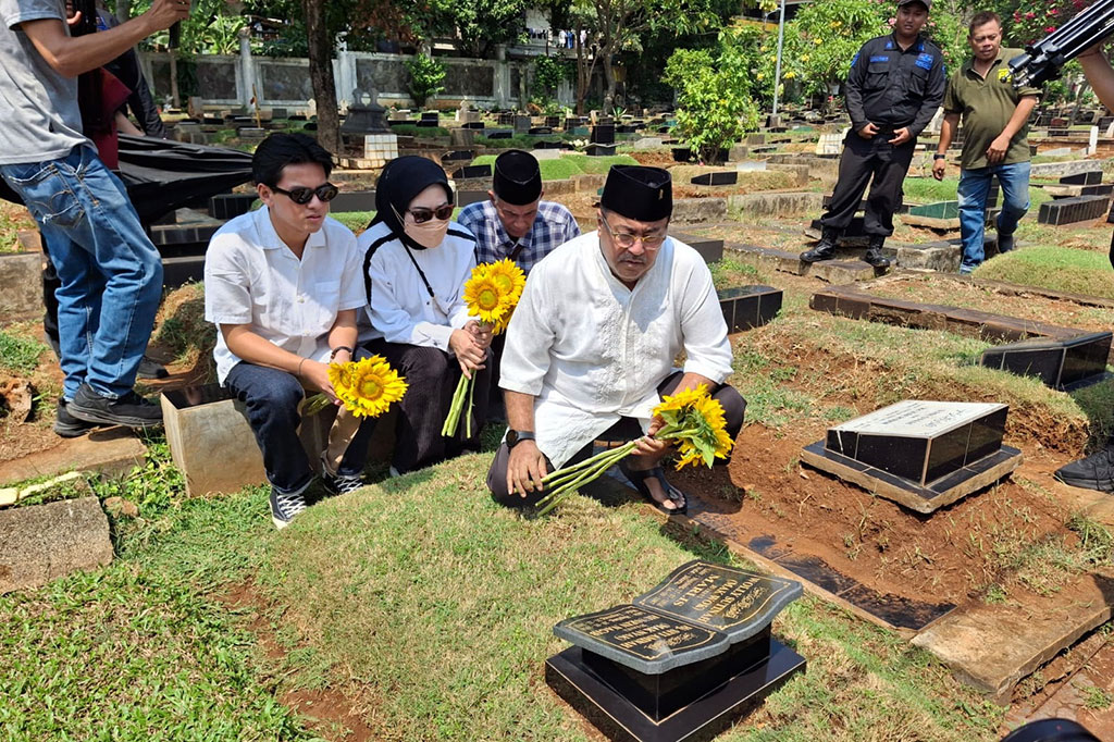 Selanjutnya, mereka berziarah ke makam Benyamin Sueb dengan menaiki mobil boogy. Rano dan keluarga kembali mengirimkan do'a.