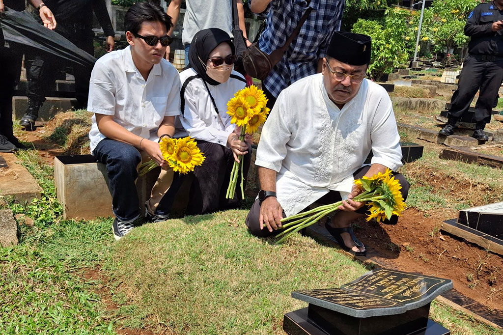 Air mata Rano tak terasa menetes dan wajahnya mulai memerah. Rano mengaku memiliki banyak kenangan dengan Beyamin sejak kecil.