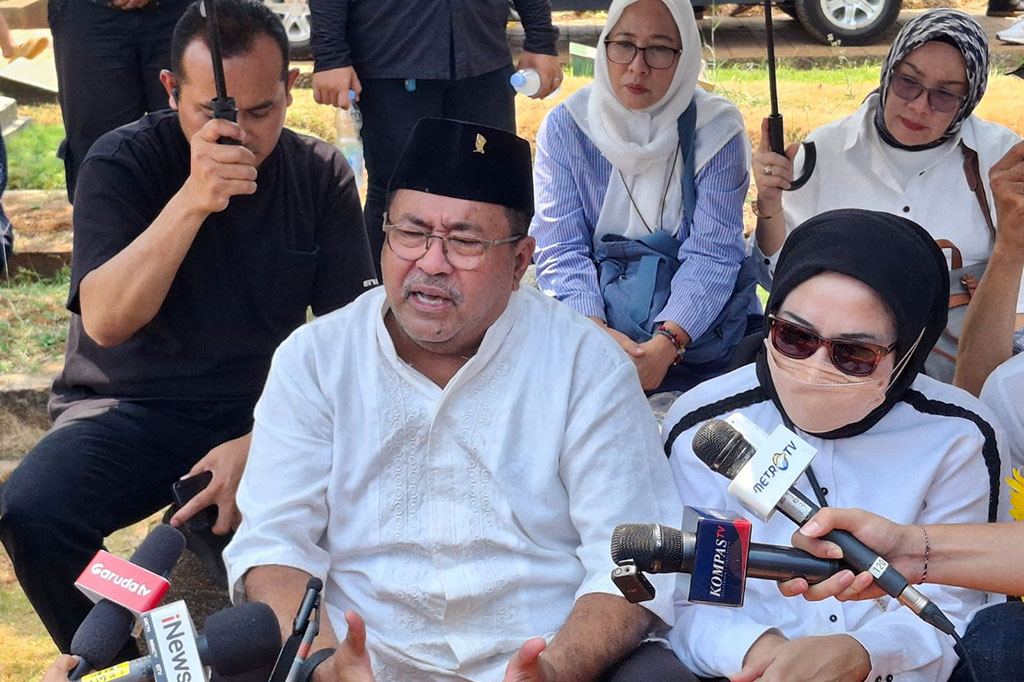 Rano mengatakan, segala perkataan yang diucapkan oleh Babe terkesan aneh. Babe, katanya sempat berharap bahwa Rano menjadi gubernur. 