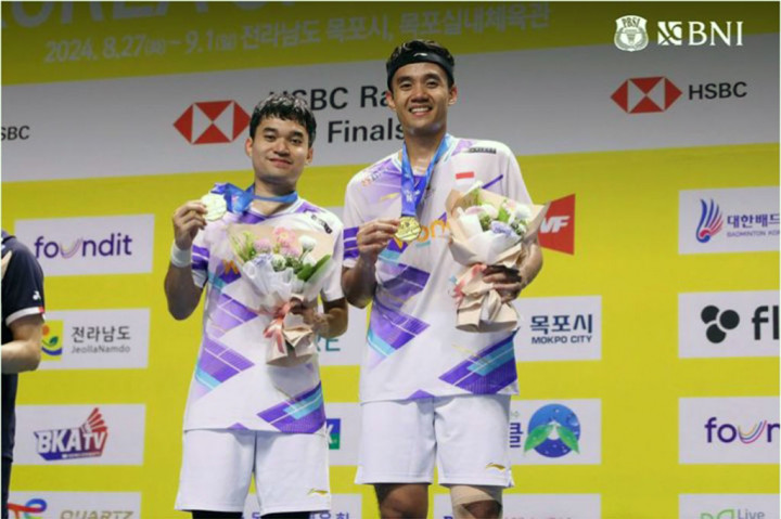 Pada gim pertama Kang/Seo sempat memimpin pada pertengahan gim pertama dengan skor 14-10 dan 18-15, tetapi Leo/Bagas bisa segera mengejar dan memperkecil margin mereka, sebelum akhirnya gim pertama direbut oleh sang juara dunia 21-18.