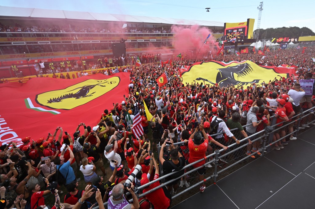 Strategi tersebut terbilang jitu usai Leclerc kian tak terbendung di barisan terdepan dengan tetap menjaga selisih waktu dari pesaing terdekatnya Oscar Piastri. Kemenangan ini mengantarkan Leclerc untuk kedua kalinya menundukkan Sirkuit Monza usai meraih gelar juara pada GP Italia 2019.