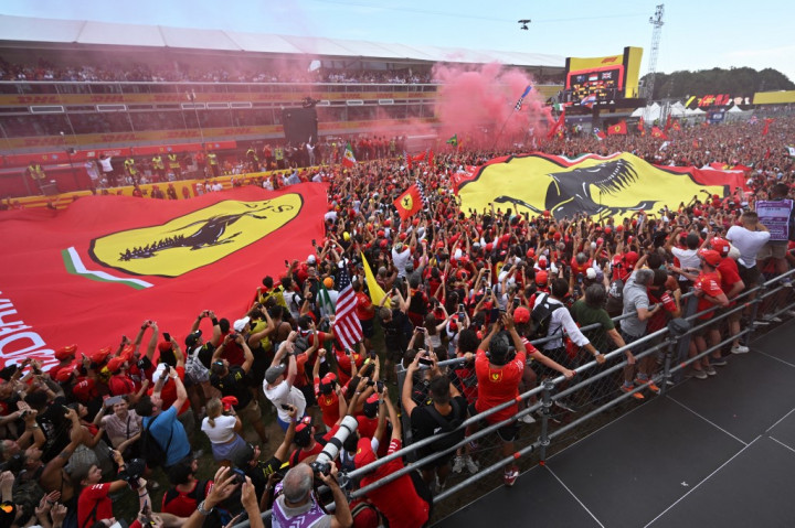 Strategi tersebut terbilang jitu usai Leclerc kian tak terbendung di barisan terdepan dengan tetap menjaga selisih waktu dari pesaing terdekatnya Oscar Piastri. Kemenangan ini mengantarkan Leclerc untuk kedua kalinya menundukkan Sirkuit Monza usai meraih gelar juara pada GP Italia 2019.