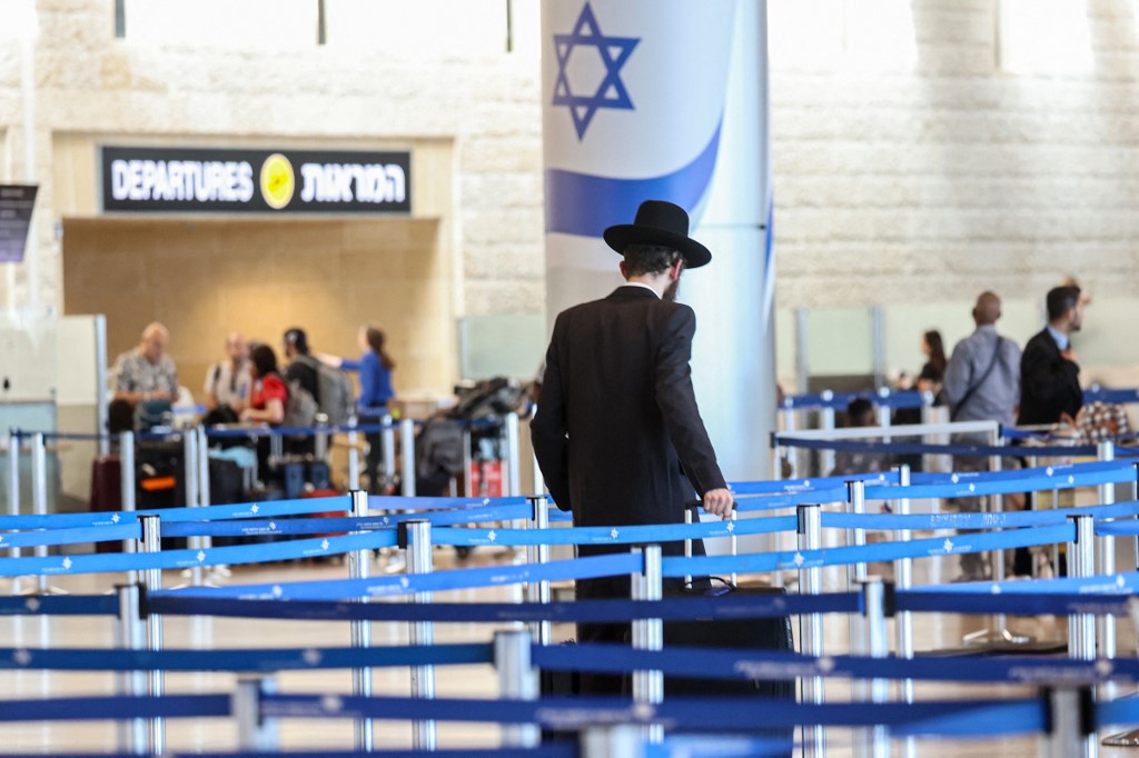 Arnin Bar-David, Kepala Federasi Pekerja Histadrut, menyerukan aksi mogok umum pada hari Senin untuk menekan pemerintah Israel agar mencapai kesepakatan pertukaran tahanan dengan Palestina.