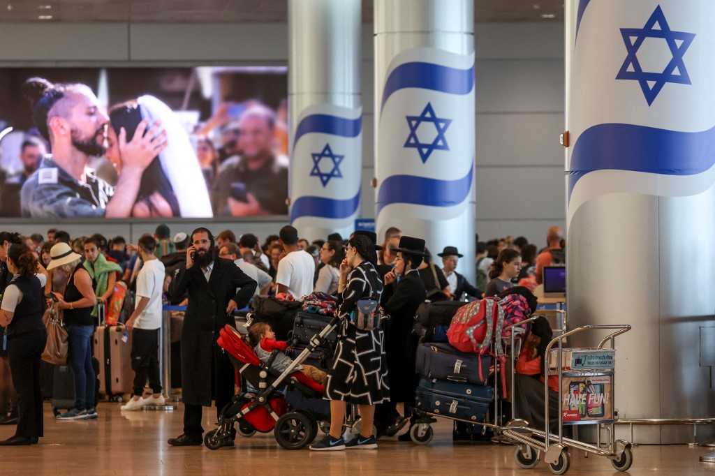 Bandara Ben Gurion akan ditutup dan semua lepas landas serta pendaratan akan dihentikan pada pukul 8 pagi (0500GMT), menurut seorang juru bicara serikat pekerja terbesar Israel, Histadrut.