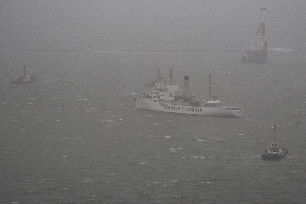 Sekretaris Eksekutif Filipina Lucas Bersamin menangguhkan kelas-kelas di sekolah negeri dan swasta di Metro Manila, menurut sebuah pengumuman di Facebook dan dikutip The Straits Times.