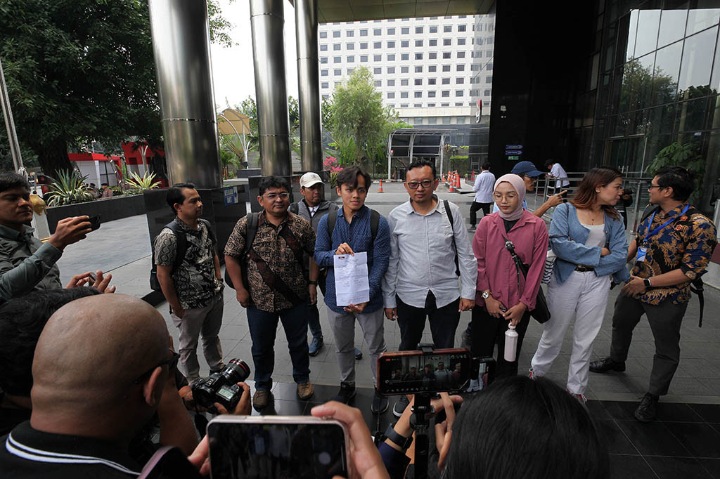 Koalisi Masyarakat Sipil dari Reformasi Kepolisian membuat laporan ke Komisi Pemberantasan Korupsi (KPK) hari ini, 2 September 2024. Aduan berkaitan dengan dugaan mark up dalam pengadaan gas air mata pada 2021 sampai 2022.