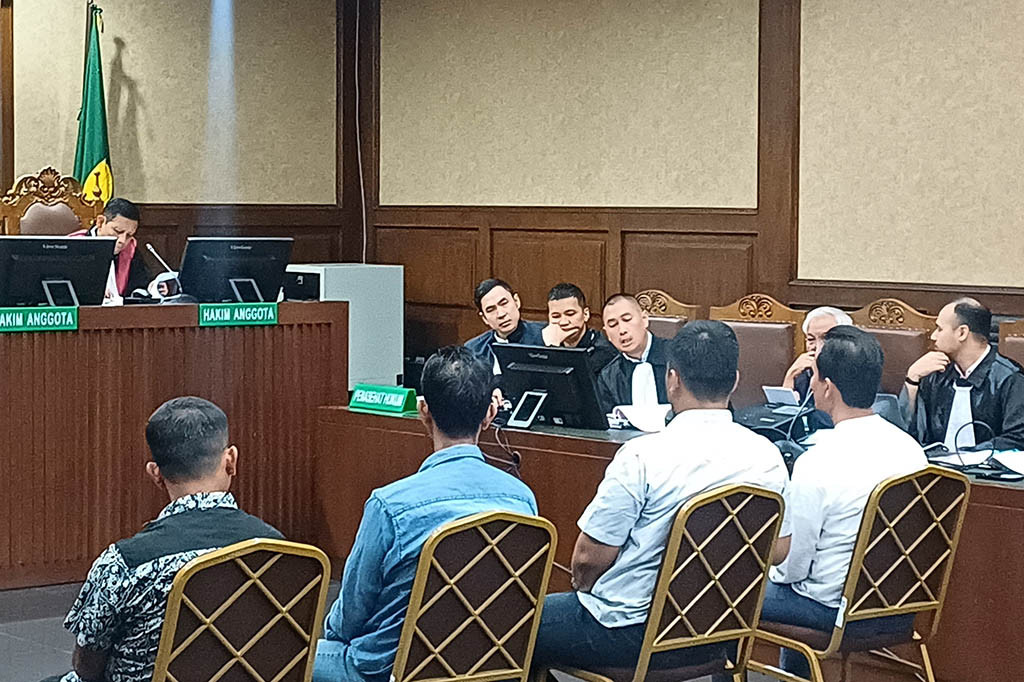 Harvey dan dua terdakwa lainnya yakni Suparta dan Reza Andriansyah hadir pada pukul 11.03 WIB. Agenda hari ini ialah pembuktian Jaksa Penuntut Umum (JPU).