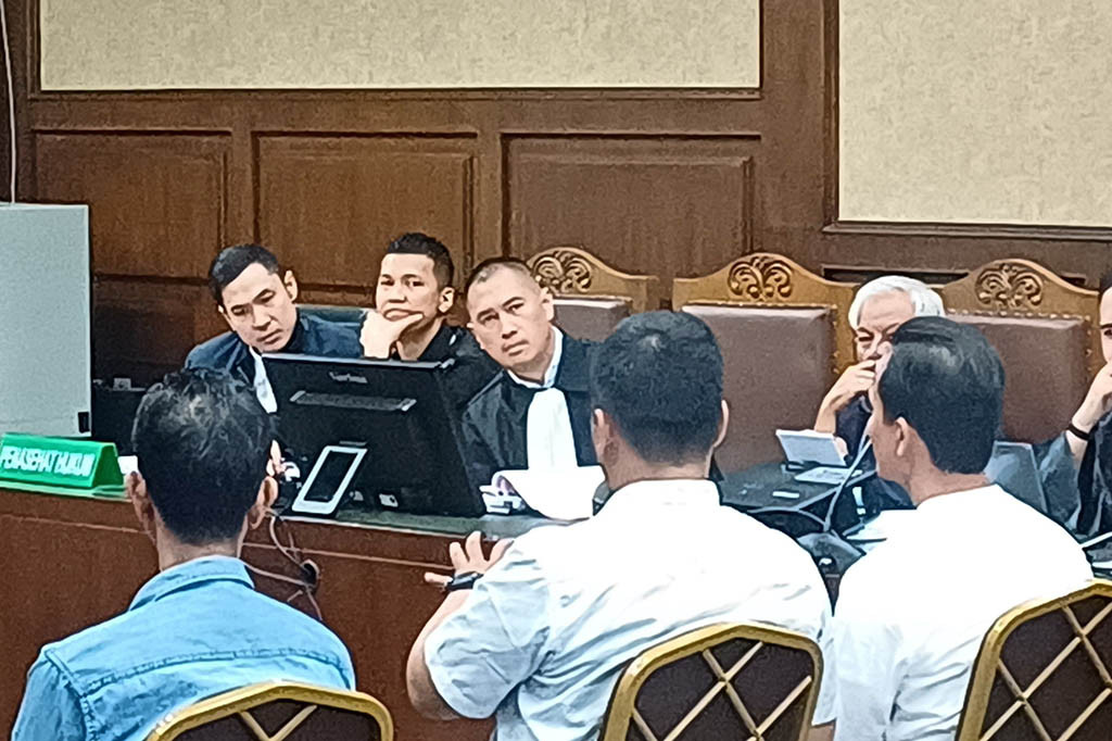 Dari kelima saksi, satu saksi hadir secara online. Hal ini karena saksi tersebut masih ditahan di Rutan Pangkal Pinang.