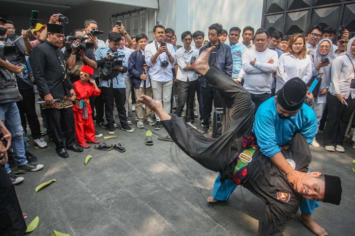 Palang pintu jagoan dari pihak Ridwan Kamil mengenakan baju pangsi berwarna biru dengan ikatan sarung biru hitam di pinggang dan peci berwarna hitam. Sedangkan jagoan dari pihak lawan mengenakan baju pangsi hitam dengan ikatan sarung merah ungu di pinggang dan peci hitam.