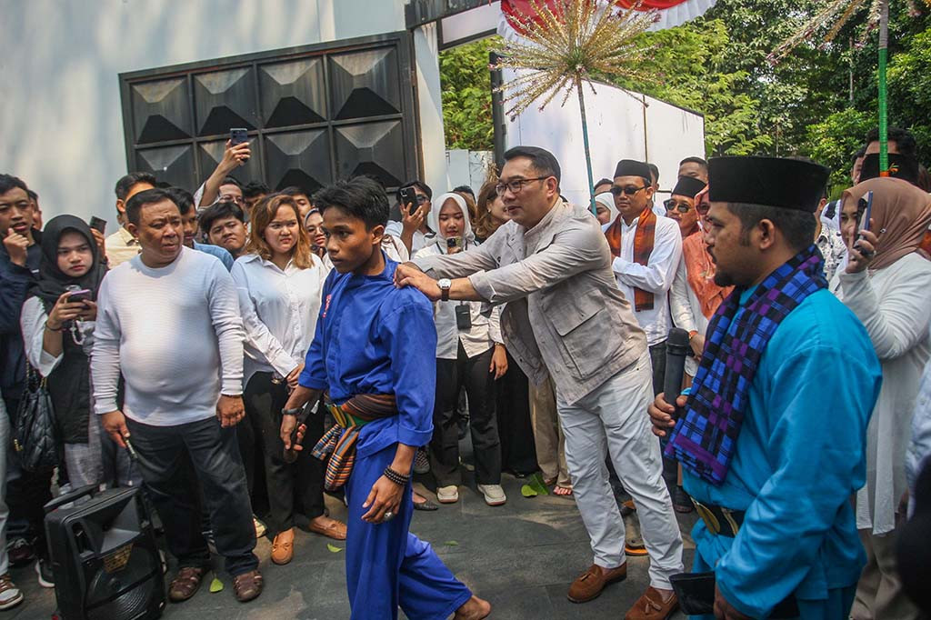 Setibanya di kantor TKN Fanta, keduanya langsung menyaksikan tradisi palang pintu, menyapa rekan media, dan pendukung sekitar yang turut menyaksikan kehadirannya.