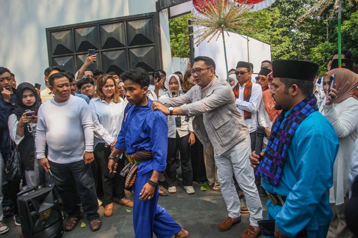 Setibanya di kantor TKN Fanta, keduanya langsung menyaksikan tradisi palang pintu, menyapa rekan media, dan pendukung sekitar yang turut menyaksikan kehadirannya.