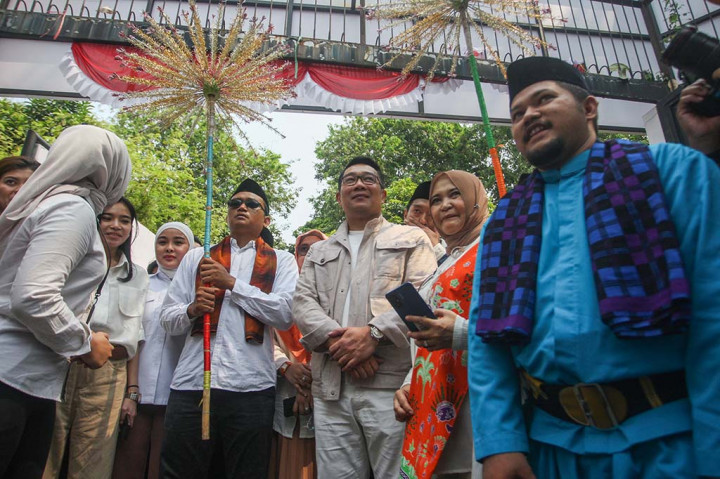 Calon Gubernur DKI Jakarta Ridwan Kamil disambut tradisi palang pintu saat menyambangi kantor Tim Kampanye Nasional Pemilih Muda (TKN-Fanta), Menteng, Jakarta Pusat, Senin, 2 September 2024. 