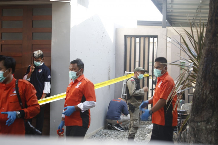 Polisi sedang melakukan olah TKP di kediaman bakal calon gubernur (Bacagub) Aceh Bustami Hamzah di di Gampong Pineung, Kecamatan Syiah Kuala, Kota Banda Aceh, Aceh, Senin, 3 September 2024.