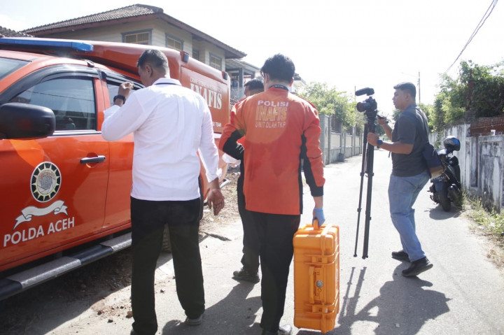 Tim penjinak bom (jibom) Brimob Polda Aceh yang tiba di lokasi pelemparan granat di rumah bakal calon gubernur (Bacagub) Aceh Bustami Hamzah yang terjadi dini hari tadi berhasil menemukan barang bukti berupa pin granat. Saat ini polisi masih mengidentifikasi lebih lanjut kasus tersebut.