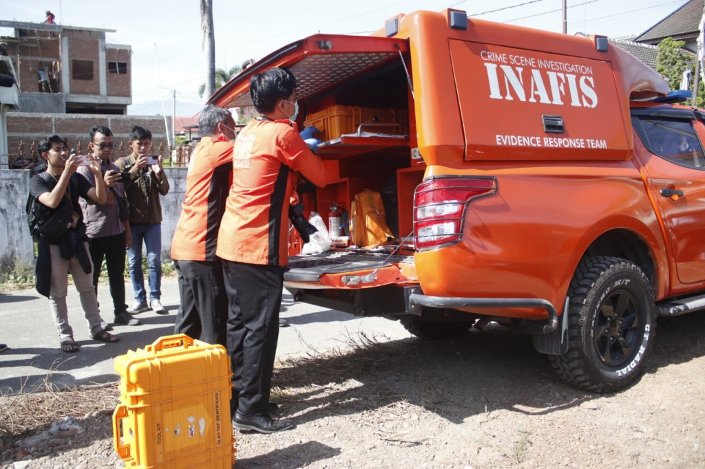 Insiden tersebut tidak menimbulkan korban jiwa. Namun, kerusakan terlihat jelas pada beberapa bagian rumah, seperti pot bunga dan kursi yang mengalami kerusakan dan bekas ledakan di dinding. Polisi telah memasang garis polisi di sekitar lokasi kejadian dan menutup jalan untuk mempermudah proses penyelidikan.