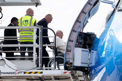 Pemimpin gereja Katolik dunia, Paus Fransiskus duduk di kursi roda  menaiki pesawatnya menuju Indonesia dari Bandara Internasional Fiumicino Roma, Senin, 2 September 2024 waktu setempat.