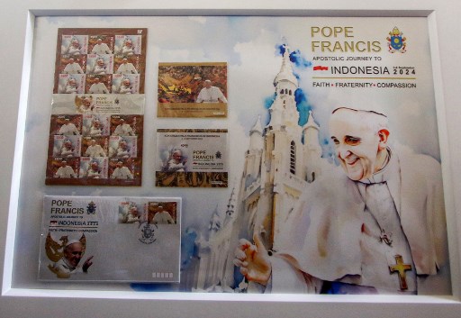 Desain prangko tersebut sebenarnya sudah dibuat sejak 2020, namun karena pandemi Covid-19 dan kunjungan Paus Fransiskus batal, sehingga prangko belum jadi diterbitkan.