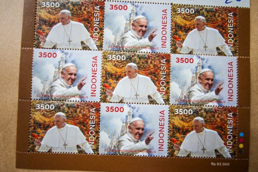 Kunjungan pemimpin umat Katolik Dunia, Paus Fransiskus ke Indonesia diabadikan dalam prangko. Kali ini potret Paus dalam dua pose.