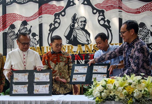 Direktur Pos dan Plt Direktur Pengendalian Pos dan Informatika, Ditjen PPI, Kemenkominfo Gunawan Hutagalung dan Uskup Agung Jakarta Ignatius Kardinal Suharyo Hardjoatmodjo, didampingi ketua dan jubir panitia kunjungan Paus, Ignasius Jonan dan Romo Thomas Ulun Ismoyo, meluncurkan prangko Paus Fransiskus.