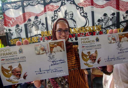 Satu set prangko berisi 18 buah seharga 3.500, yang dijual Rp63 ribu per set. Ada dua pose Paus, satu dipilih oleh panitia pembuat desain, sementara satu lainnya dipilih oleh Vatikan.