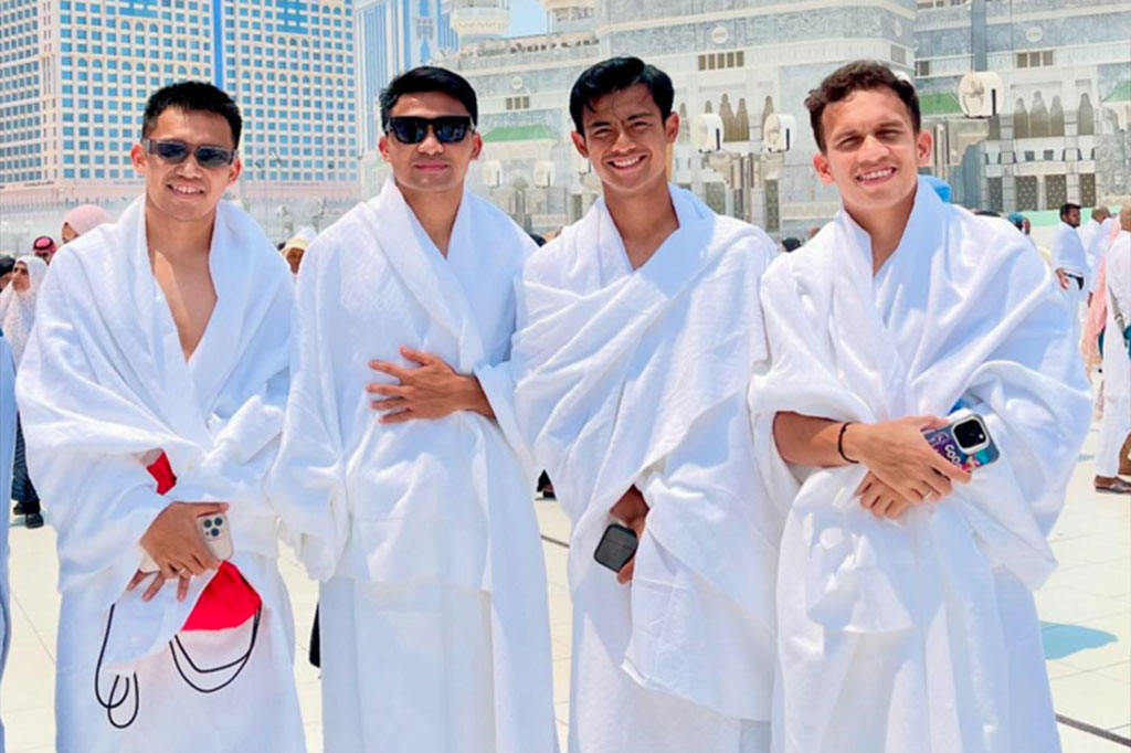 Empat belas pesepak bola Tim Nasional (Timnas) Indonesia menjalani ibadah umrah di sela-sela persiapan untuk memulai putaran ketiga Kualifikasi Piala Dunia 2026 zona Asia.