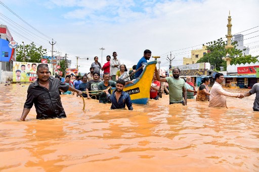 Tentara India telah dikerahkan di Gujarat, tempat banjir yang telah menghancurkan wilayah yang luas itu sejak 27 Agustus. Pasukan dan peralatan khusus bekerja sepanjang waktu untuk membantu operasi penyelamatan.