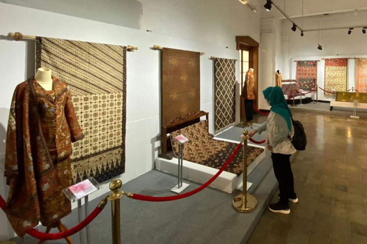 Pengunjung menyaksikan pameran Batik Nusantara Baru Indonesia Maju yang digelar di Museum Batik Pekalongan yang berada di kawasan Kota Lama Jatayu, Kota Pekalongan, Jawa Tengah, Senin, 2 September 2024. Ribuan koleksi batik yang merupakan sumbangan dari tokoh-tokoh terkenal di Indonesia menarik perhatian pengunjung.