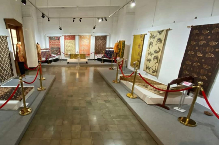 Batik hasil karya perajin dan seniman Pekalongan selalu menarik karena penuh warna dan motif dari berbagai serapan bangsabangsa seperti Jawa, Arab, Tiongkok, Jepang dan Eropa menjadikan sangat indah dapat dikenakan dalam berbagai acara.