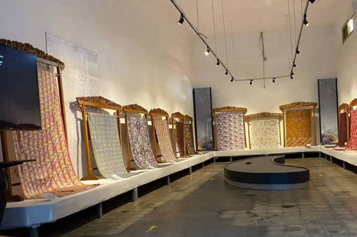 “Ada ribuan jenis dan bentuk batik di Indonesia. Ini menarik bagi penggemar batik di Indonesia dan mancanegara. Bagi pelajar/mahasiswa menjadi bahan edukasi yang berharga mempunyai nilai tambah untuk terus dapat dilestarikan dan dikembangkan,” kata Budayawan Pekalongan Dirhamsyah.