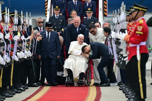 Paus disambut Menteri Agama Yaqut Cholil Qoumas, Uskup Agung Jakarta Ingatius Kardinal Suharyo, hingga Ketua Panitia Kunjungan Paus Fransiskus ke Indonesia, Ignasius Jonan. 
