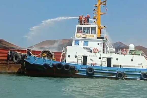 Kapal Tugboat TB Marine Perkasa 8 yang menarik Tongkanf Ocean Perkasa 8 bermuatkan Batubara dari Sungai Lilin, Sumateta Selatan (Sumsel) menuju Bojonegara terbakar di Perairan Tanjung Kalian Mentok, Bangka Barat. Provinsi Bangka Belitung (Babel), Senin, 2 September 2024 malam.