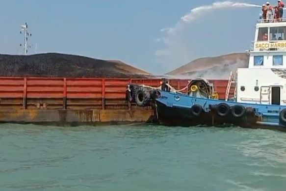 KBO Sat Polairud Polres Bangka Barat, Ipda Chandra Gunawan membenarkan adanya tongkang angkut Batubara terbakar di Perairan Tanjung Kalian Bangka Barat.