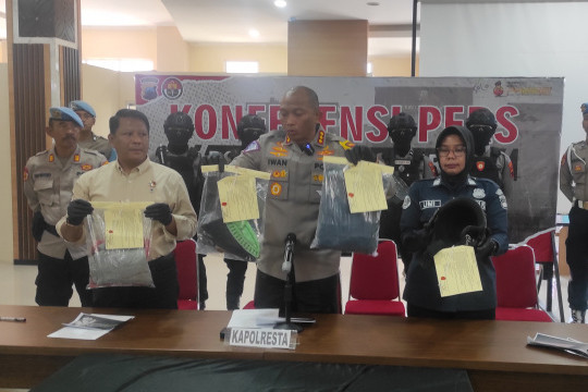 Virgeta mengalami pemukulan dari suaminya menggunakan helem yang masih dipegang. Tidak hanya dipukul, korban juga dibanting, dan dipukul dengan sapu. Bahkan juga cekikan di bagian leher.