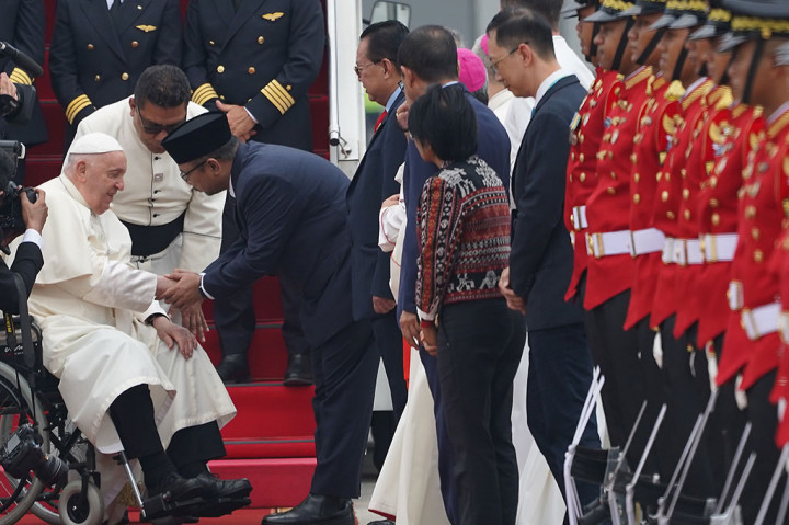 Pemimpin Gereja Katolik Dunia Paus Fransiskus, tiba di Bandara Internasional Soekarno-Hatta (Soetta) Tangerang, Banten. Sejumlah pejabat negara hadir menyambut kedatangan, di antaranya Menteri Agama Yaqut Cholil Qoumas.