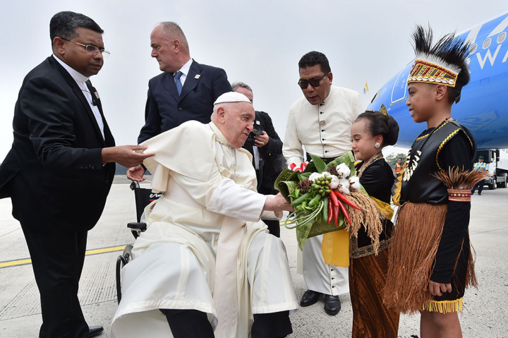 Paus turun dari pesawat menggunakan kursi roda juga disambut oleh dua anak Indonesia. Paus Fransiskus menerima buket bunga yang dibuat khusus untuk menyambut kedatangannya dengan makna 'Bhinneka Tunggal Ika'.