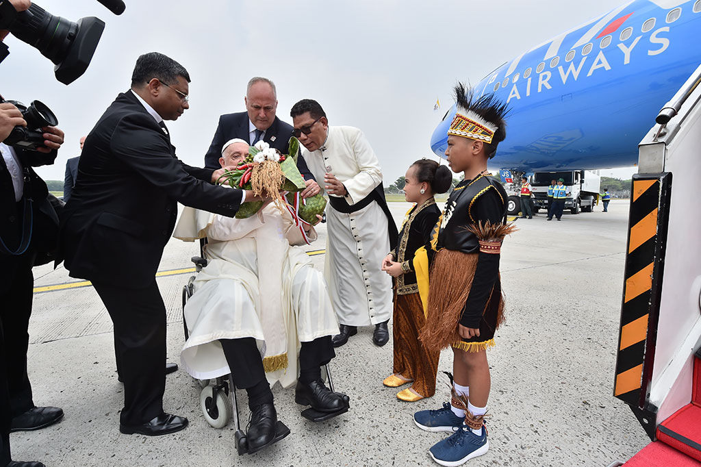 Rangkaian ini dibuat menggunakan tanaman, sayur, buah, dan rempah asli dari Indonesia untuk mewakili berbagai suku bangsa dan adat yang ada di Indonesia.