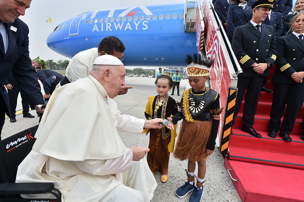 Sebagai tanda terima kasih, Paus Fransiskus memberikan hadiah berupa rosario untuk kedua anak tersebut.