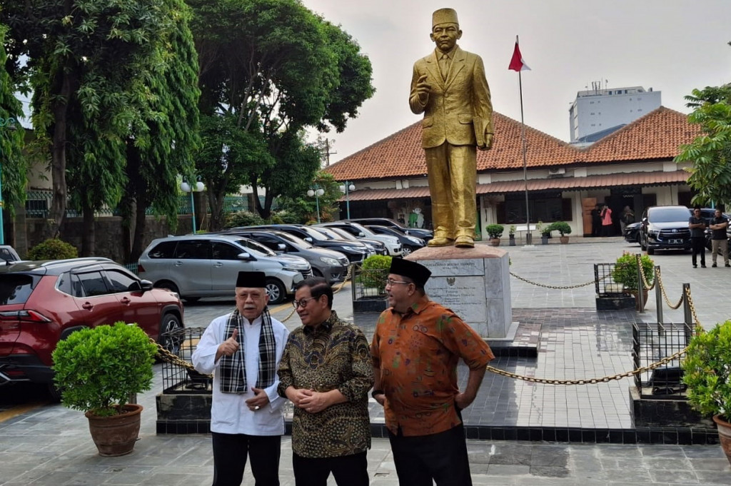 Tak selang lama pada pukul 15.54 WIB, Pramono-Rano tiba bersamaan. Keduanya menggunakan batik lengan pendek.