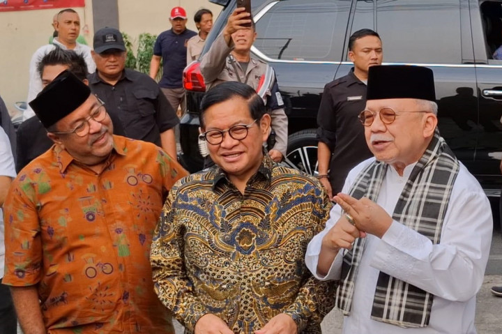 Foke dan Becky juga menggunakan cukin atau sarung yang dikalungkan di lehernya. Keduanya juga tampak menggunakan peci hitam.