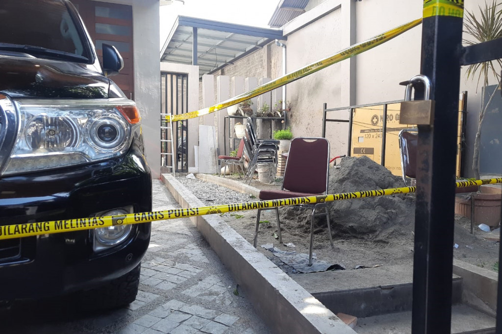 CCTV yang terpasang di depan rumah berhasil merekam aksi para pelaku. Saat ini, polisi masih melakukan pengejaran terhadap pelaku. Akibat kejadian ini, rumah Bustami mengalami sejumlah kerusakan, terutama pada bagian pot bunga dan beberapa kursi. Polisi telah memasang garis polisi di sekitar lokasi kejadian dan melakukan penyelidikan lebih lanjut. 