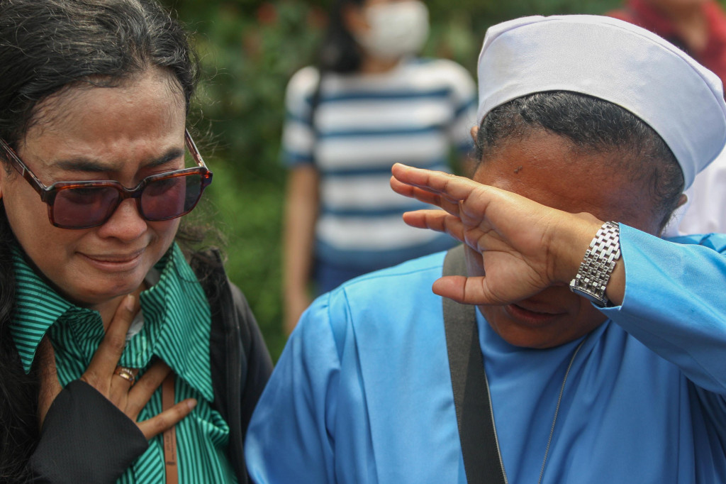 Di sepanjang perjalanan, Paus yang duduk di kursi penumpang depan selalu melambaikan tangan sembari tersenyum kepada masyarakat yang menyambutnya.  