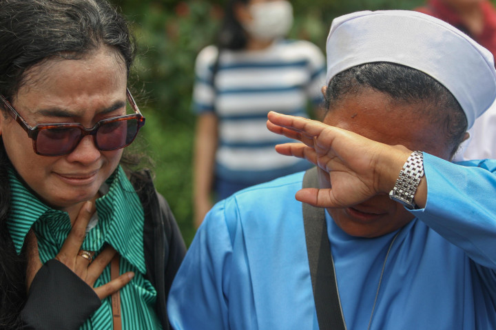 Di sepanjang perjalanan, Paus yang duduk di kursi penumpang depan selalu melambaikan tangan sembari tersenyum kepada masyarakat yang menyambutnya.  
