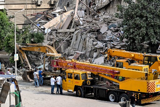 Polisi dan petugas tanggap darurat pertahanan sipil berada di lokasi runtuhnya bangunan empat lantai di al-Nozha, Kota Nasr, Kairo, Mesir, Selasa, 3 September 2024.
