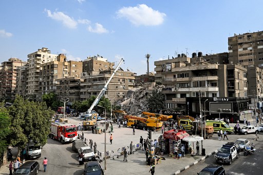 Gubernur Kairo Ibrahim Saber mengungkapkan bahwa kejadian itu disebabkan oleh modifikasi internal yang dilakukan di salah satu apartemen gedung. 