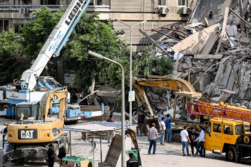  Lima orang berhasil diselamatkan dari puing-puing bangunan empat lantai yang runtuh di distrik kelas atas Heliopolis, Kairo, Mesir, Selasa, 3 Agustus 2024. Menurut Kementerian Kesehatan dan Kependudukan, tidak ada korban jiwa yang dilaporkan sejauh ini.