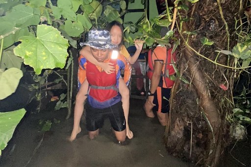 Petugas penyelamat mengevakuasi warga setelah banjir yang disebabkan oleh Badai Tropis Yagi menggenangi Bacoor, Filipina.
