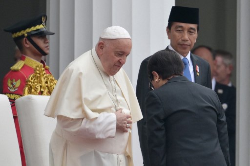 Paus Fransiskus disambut oleh Presiden Jokowi, Menteri Luar Negeri (Menlu) Retno Marsudi, dan Menteri Agama (Menag) Yaqut Cholil Qoumas. Selanjutnya, menuju ke Istana Merdeka Jakarta untuk menghadiri upacara kenegaraan.