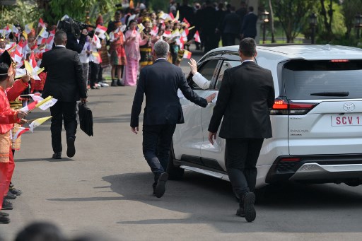 Ketibaan Paus Fransiskus di halaman Istana Merdeka Jakarta disambut para pelajar Santa Maria berpakaian adat sambil mengibarkan Bendera Merah Putih di tangan mereka.