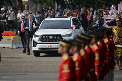 Pemimpin tertinggi Gereja Katolik Paus Fransiskus  tiba di Halaman Istana Kepresidenan Jakarta, Rabu, 4 September 2024. Kedatangan Paus dalam rangka memenuhi agenda pertemuan dengan Presiden Joko Widodo (Jokowi).